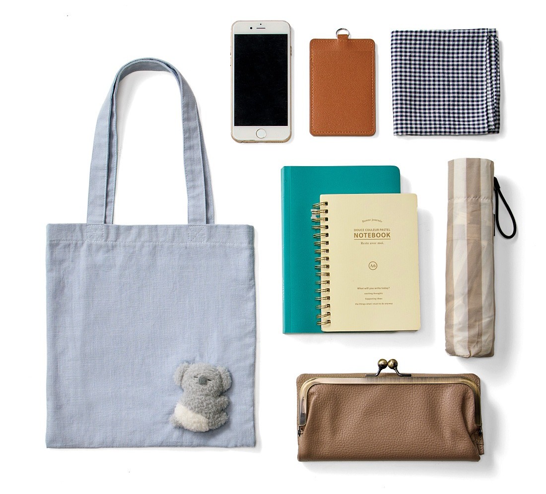 ぎゅっとしがみつく赤ちゃんコアラミニトート